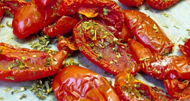 saulėje džiovinti pomidorai