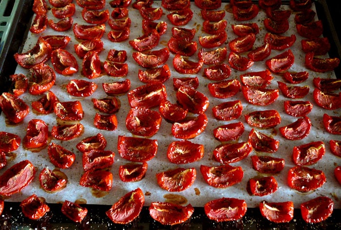 saulėje džiovinti pomidorai