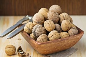 Hur och hur mycket du kan lagra skalade valnötter hemma