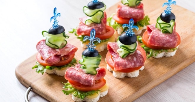 Canapes aan spiesjes
