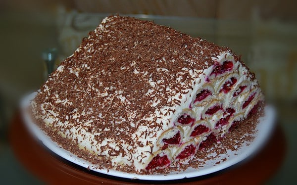 Gâteau de hutte Monastyrskaya aux cerises et crème sure
