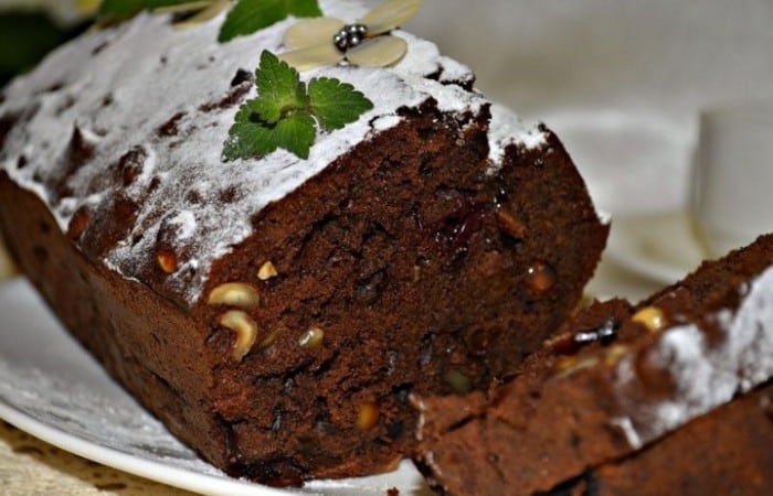 Čokoládový muffin s lieskovými orieškami a hrozienkami