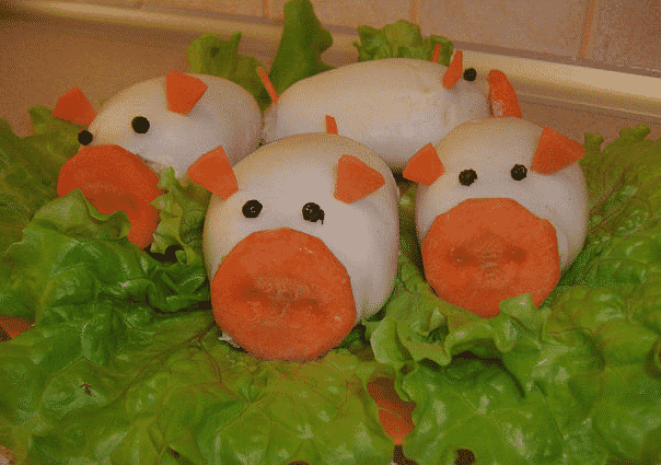 Naujametinės puff salotos Trys mažos kiaulės su kalmarais