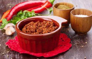 16 stapsgewijze recepten voor hete peper-adjika voor de winter