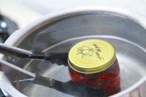 Comment stériliser correctement les bocaux dans une casserole d'eau avant la mise en conserve
