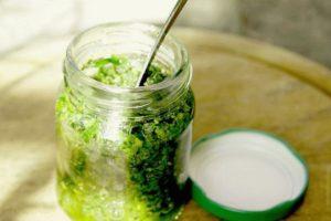 4 рецепта за кисели зелени лук за зиму у стакленкама