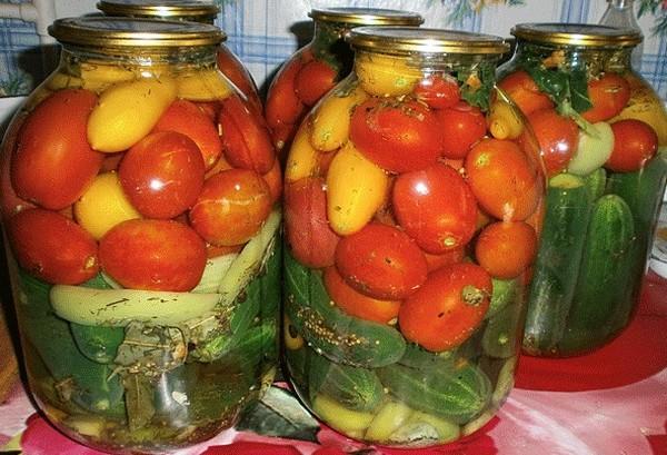 konserverade tomater med gurkor