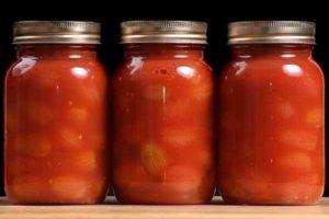 TOP 15 recepten voor het bewaren van tomaten in tomatenpuree voor de winter