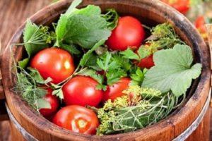 TOP 16 geriausių sūdytų pomidorų patiekimo į stiklainius šaltu būdu be acto receptų