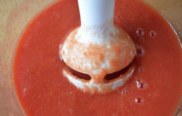tomater i en mixer