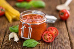 Krok za krokem recept na výrobu rajčatové omáčky s bazalkou na zimu