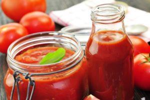 Una receta sencilla de aderezo de tomate para el invierno en casa paso a paso.