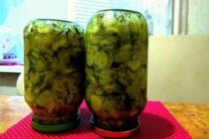Een eenvoudig stap-voor-stap recept voor het zouten van krokante komkommers met uien voor de winter