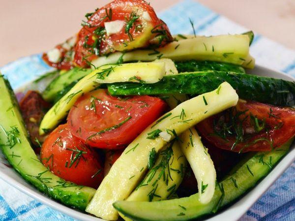 Färska grönsaker med salt