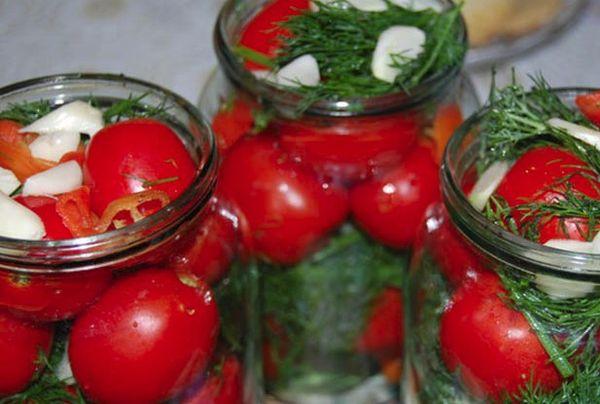 tomaten in een pot