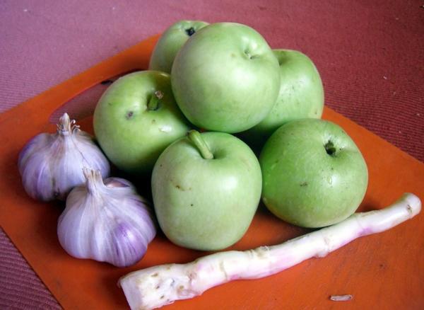 mārrutku un ābolu uzkodu pagatavošana