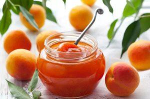Receptet på grodd aprikos fem minuters sylt för vintern