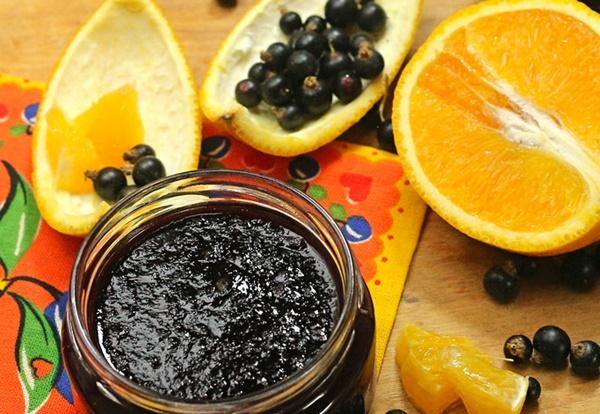čierne ríbezle a pomarančový džem