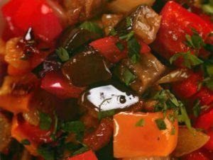 3 populiariausi baklažanų su pipirais ir pomidorais virimo žiemai receptai