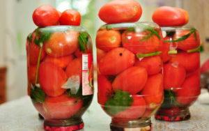 3 receptai žiemai marinuoti pomidorus su maltais juodaisiais pipirais