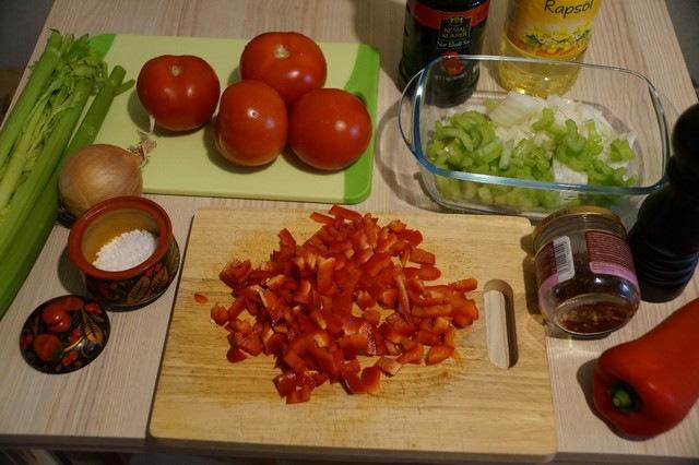 paradajka a šalát z červenej papriky