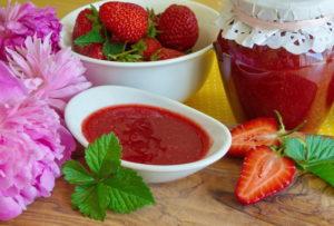 12 συνταγές για να φτιάχνετε φράουλες πουρέ με ζάχαρη για το χειμώνα