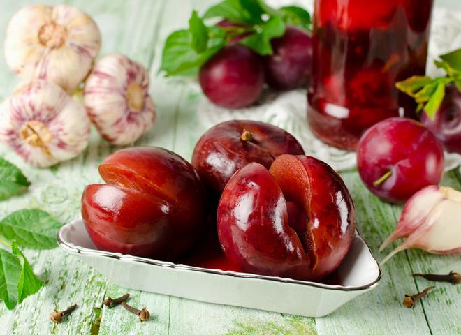 8 läckra recept för att tillverka blöta plommon för vintern hemma