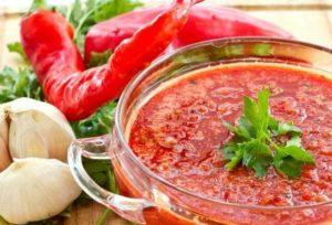 12 geriausių receptų, kaip iš paprikų ir pomidorų pasigaminti saldžiosios adžikos žiemai