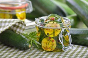 8 bästa recept för marinering av zucchini med vitlök för vintern
