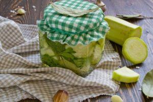Opskrifter til marinering af zucchini med dild til vinteren vil du slikke dine fingre