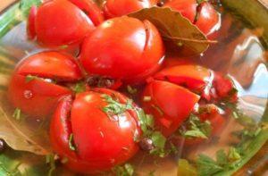 8 läckra recept för betning av söta och sura tomater för vintern