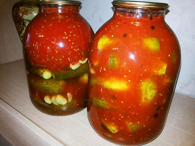 agurkai marinuoti pomidoruose