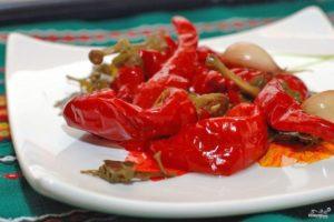 Stapsgewijze beschrijving van het recept voor gepekelde hete peper voor de winter