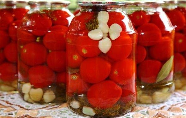 tomater med vitlök
