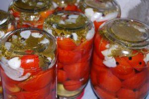 9 geriausi žiemai paruošti pomidorų su svogūnais ir aliejumi receptai