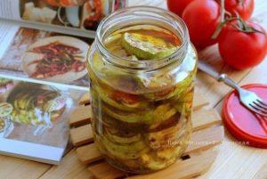 Ein köstliches Rezept für gebackene Zucchini für den Winter zu Hause