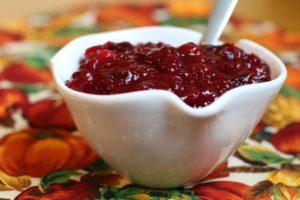 Steg för steg recept för att göra lingonberry sylt med morötter