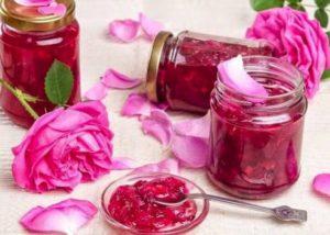 10 naminių rožių žiedlapių uogienės receptų