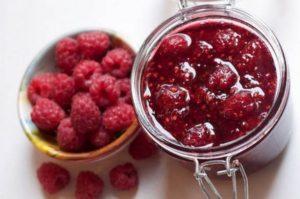 3 enkle opskrifter til fremstilling af hindbærsyltetøj uden madlavning om vinteren
