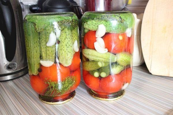 komkommers met tomaten