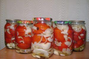 7 enkle og hurtige opskrifter på pickling af tomater og løg til vinteren
