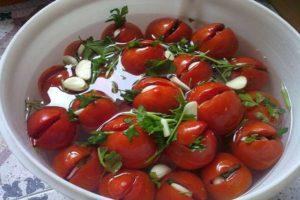 7 paprasti receptai, kaip tinkamai marinuoti pomidorus kibire žiemai