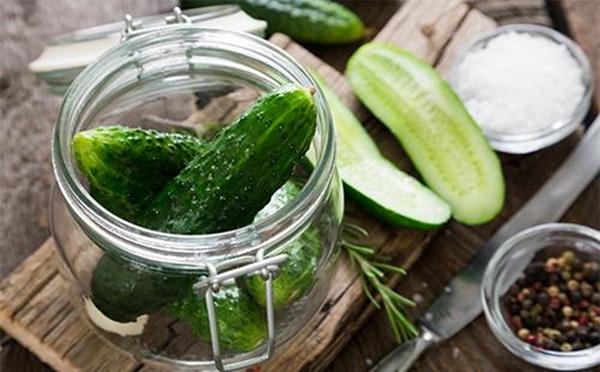 Pittige licht gezouten komkommers met selderij en knoflook