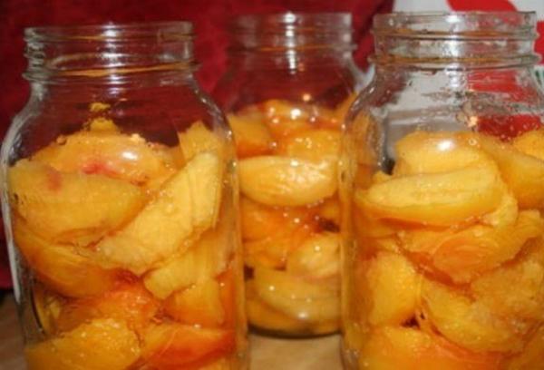 Eingemachte Pfirsiche in ihrem eigenen Saft ohne Zucker