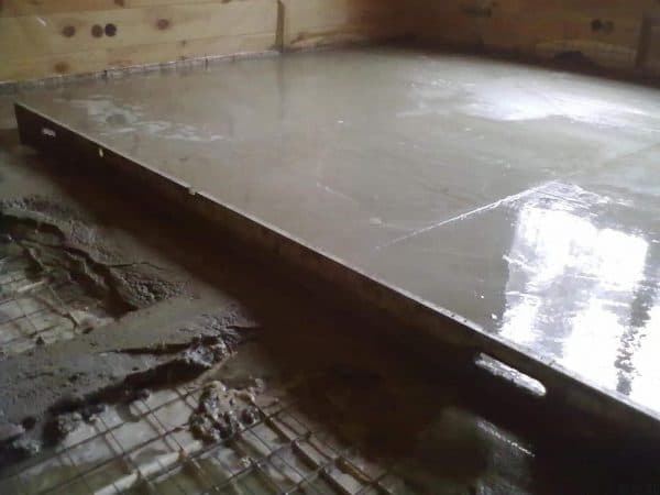 betoninės grindys vištų namuose
