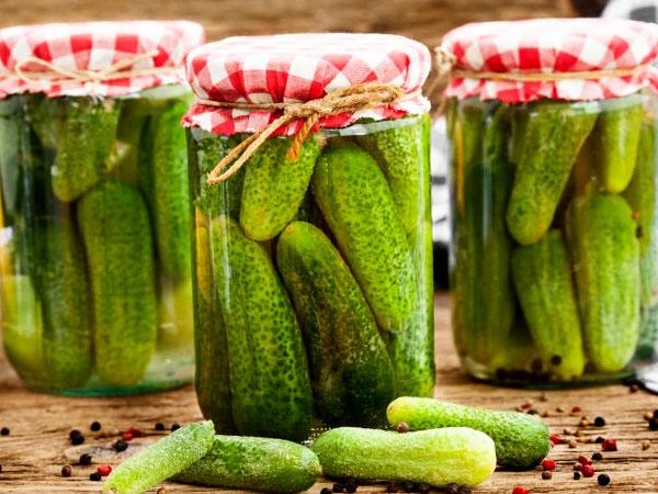 Snel recept voor knapperige gezouten komkommers in een potje