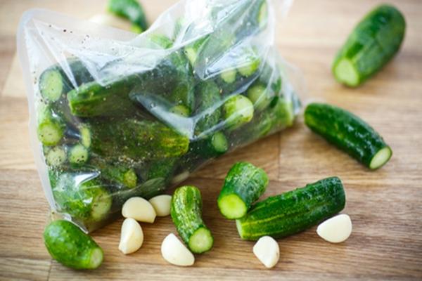 Zout pittige gezouten komkommers in een zak gedurende 2 uur