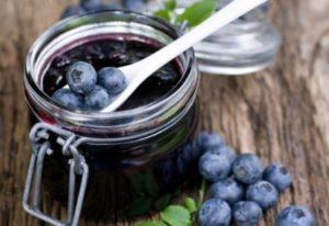 TOP 4-recept för framställning av blåbärsylt i en långsam spis