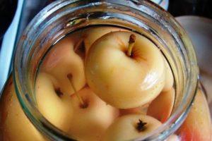 2 populiariausi receptai, kaip žiemai gaminti obuolių kompotus su cinamonu