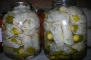 TOP 2 recetas para cocinar pepinos en hojas de col para el invierno